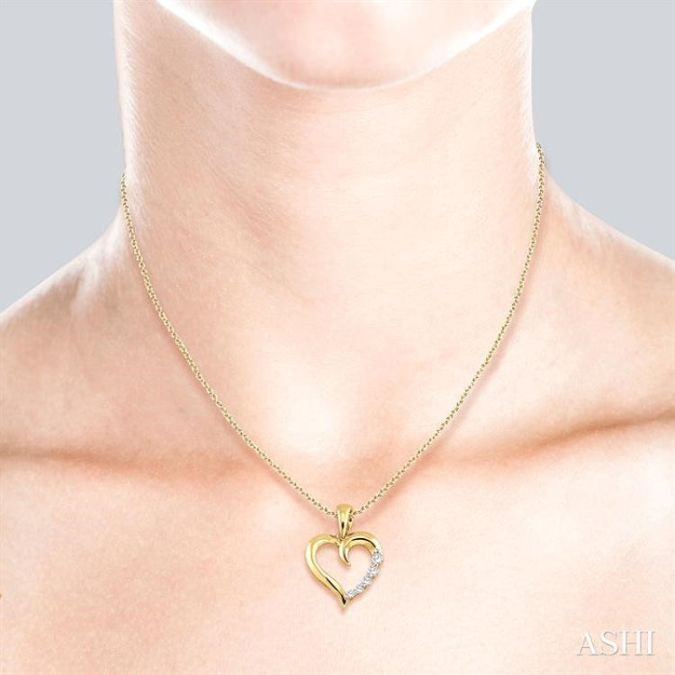 1/10 Ctw Round Cut Diamond Heart Shape Journey Pendant in 14K Yellow Gold with Chain 1/10 Ctw Round Cut Diamond Heart Shape Journey Pendant in 14K Yellow Gold with Chain