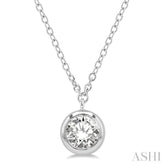 1/2 Ctw Round Cut Diamond Pendant With Chain in 14K White Gold