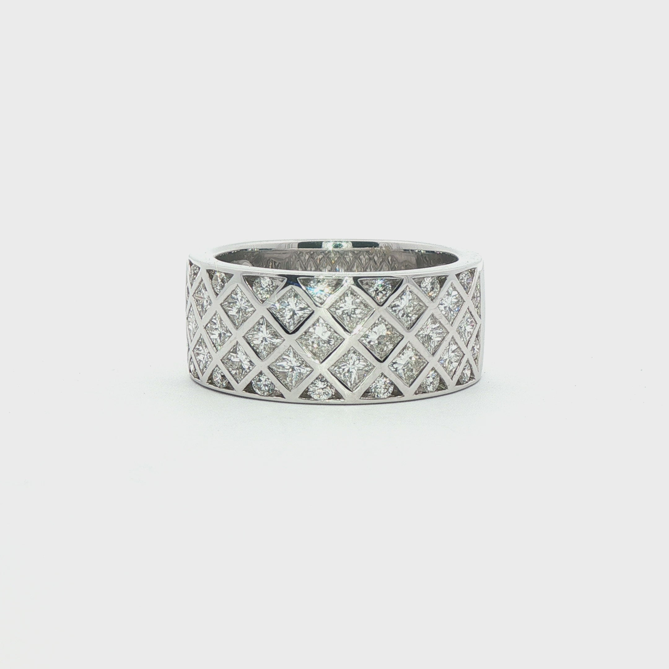 Wide Diamond Lattice Ring
