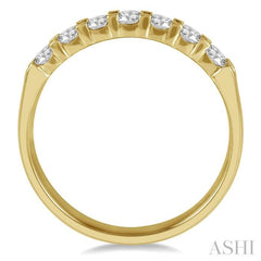 3/4 Ctw 7 Stone Round Cut Diamond Wedding Band in 14K Yellow Gold