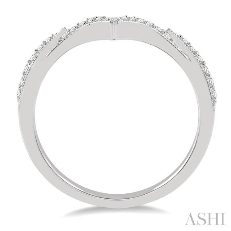 1/6 Ctw V-Shape Center Round Cut Diamond Wedding Band in 14K White Gold