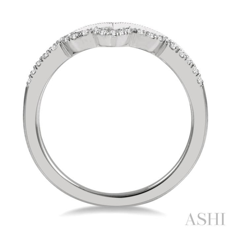 1/8 ctw Milgrain Chevron Center Scallop Base Round Cut Diamond Wedding Band in 14K White Gold