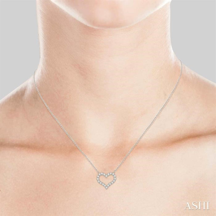 1/2 Ctw Round Cut Diamond Heart Pendant With Chain in 14K white Gold