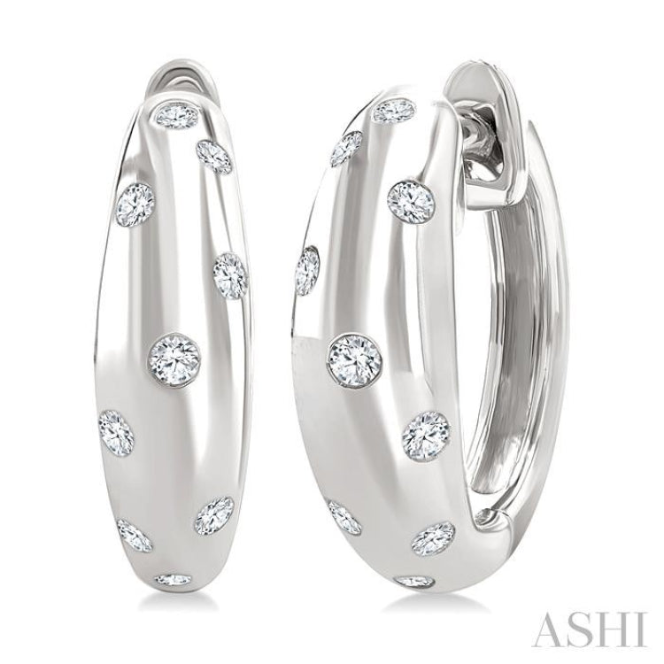 1/6 Ctw Round Cut Diamond Mosaic Huggie Earrings in 10K White Gold