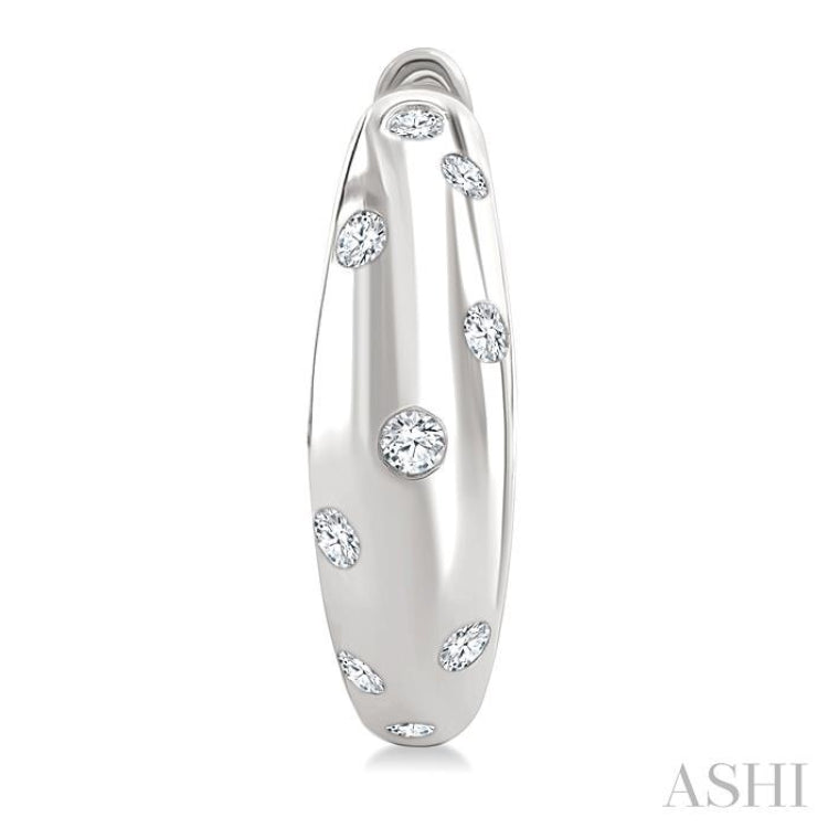 1/6 Ctw Round Cut Diamond Mosaic Huggie Earrings in 10K White Gold