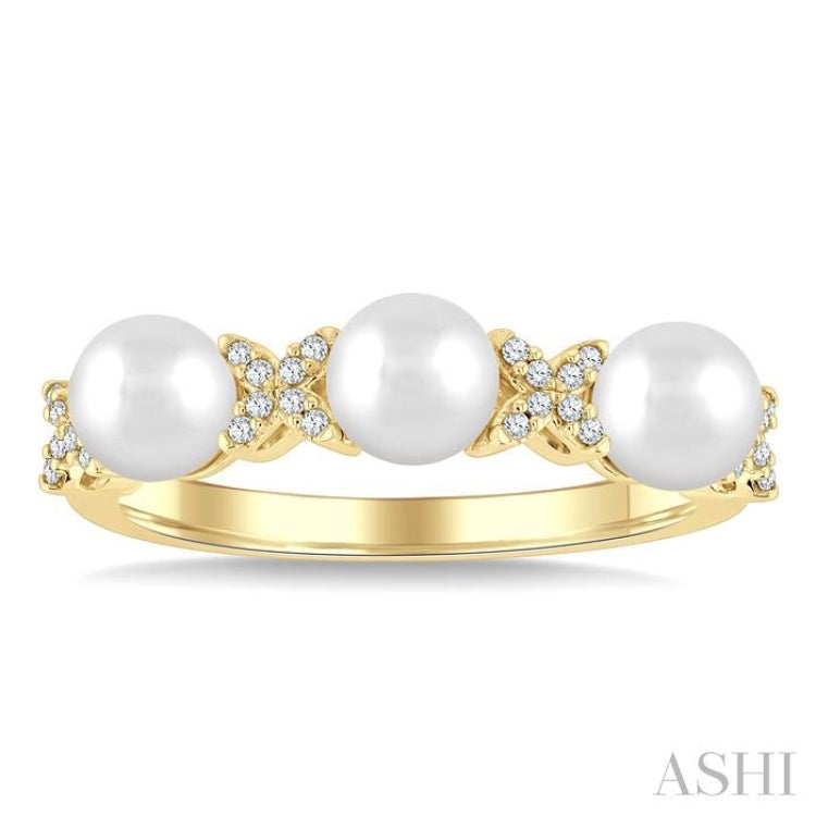 1/10 Ctw 5MM Cultured Pearl and Floral Round Cut Diamond Fashion Band in 14K Yellow Gold