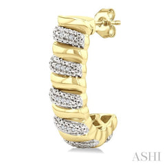 1/10 Ctw Bold Ribbed Swirl Round Cut Diamond Fashion Half Hoop Earring in Yellow Gold Vermeil
