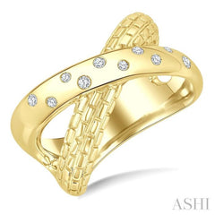 1/10 Ctw Split Crisscross Flush Set Round Cut Diamond Fashion Ring in Yellow Gold Vermeil