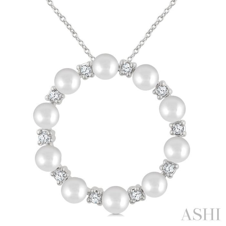 1/4 Ctw 4MM White Pearl and Round Cut Diamond Circle Fashion Pendant With Chain in 14K White Gold