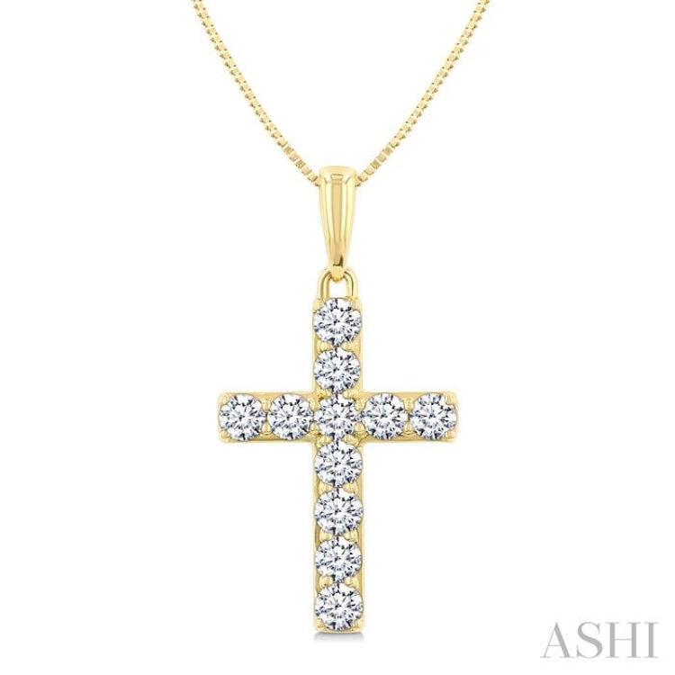 1/2 Ctw Roman Cross Round Cut Diamond Fashion Pendant With Chain in 14K Yellow Gold