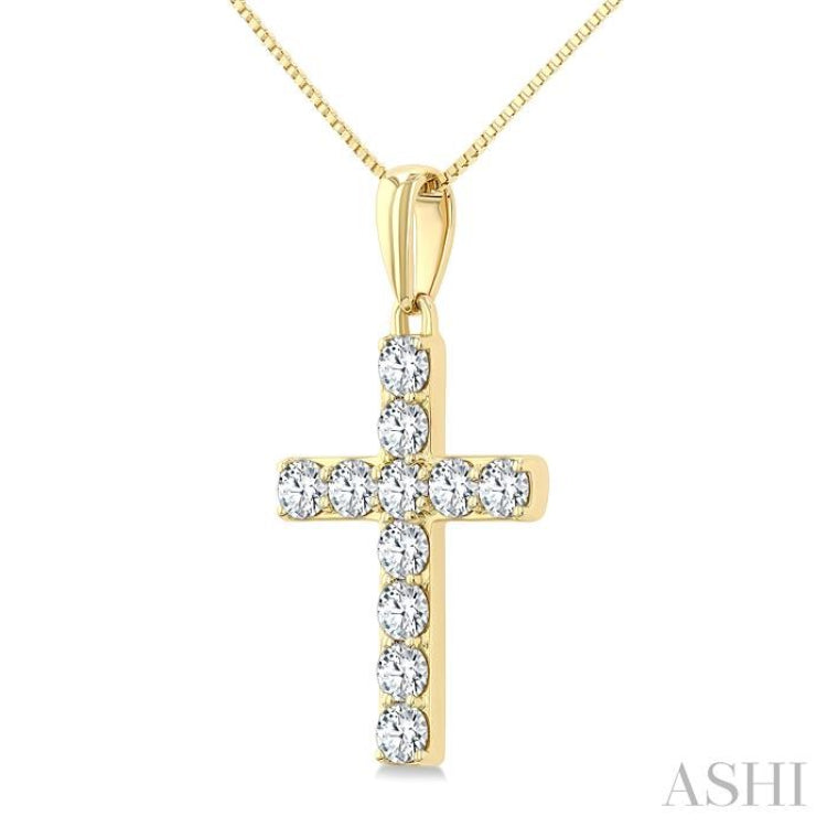 1/2 Ctw Roman Cross Round Cut Diamond Fashion Pendant With Chain in 14K Yellow Gold