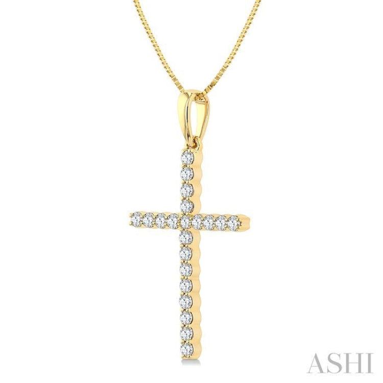 1/4 Ctw Round Cut Diamond Cross Fashion Pendant With Chain in 14K Yellow Gold