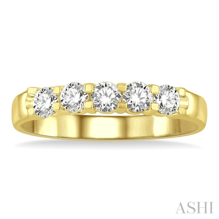 1/2 Ctw 5 Stone Round Cut Diamond Wedding Band in 14K Yellow Gold