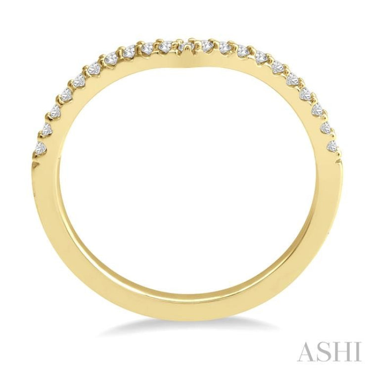 1/10 Ctw Chevron Center Round Cut Diamond Wedding Band in 14K Yellow Gold