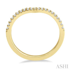 1/10 Ctw Chevron Center Round Cut Diamond Wedding Band in 14K Yellow Gold