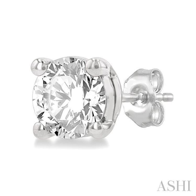 1/2 Ctw Round Cut Diamond Stud Earrings in 14K White Gold
