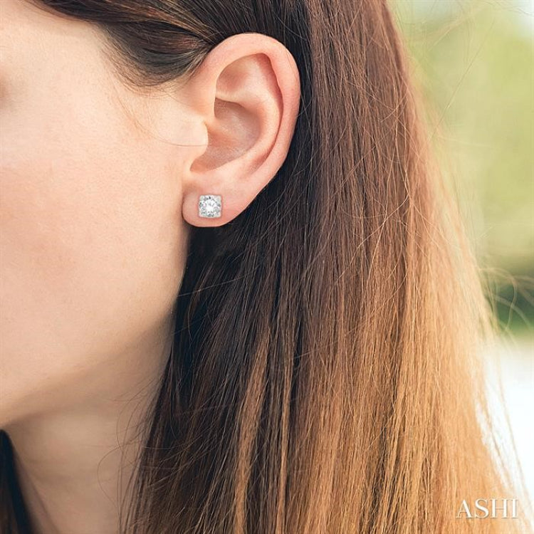 1/2 Ctw Round Cut Diamond Stud Earrings in 14K White Gold