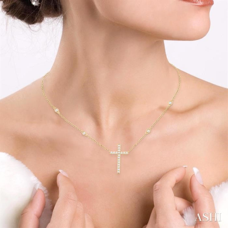 1/2 Ctw Round Cut Diamond Cross Fashion Station Necklace in 10K Yellow Gold