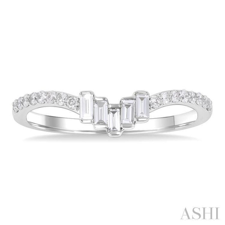 1/4 Ctw Baguette Cut Chevron Centerpiece Round Cut Diamond Wedding Band in 14K White Gold