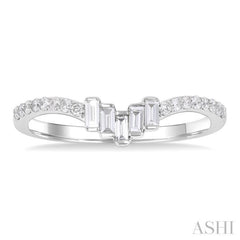 1/4 Ctw Baguette Cut Chevron Centerpiece Round Cut Diamond Wedding Band in 14K White Gold