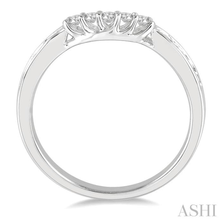 1/4 Ctw Straight Row Round Cut Diamond Wedding Band in 14K White Gold