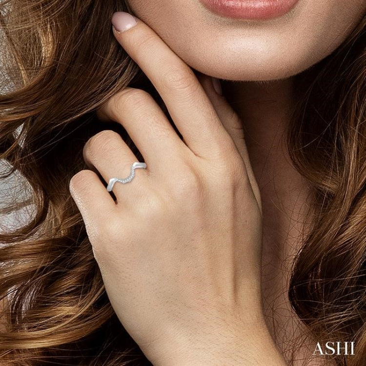 1/20 Ctw Deep Curve Center Winged Shank Round Cut Diamond Wedding Band in 14K White Gold